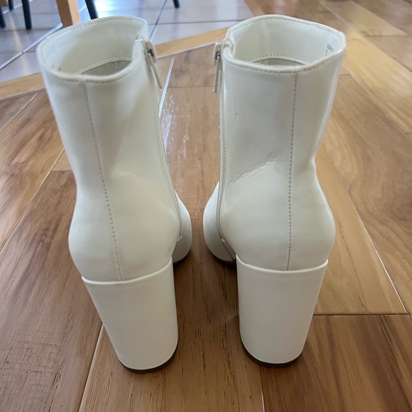 NWOT White leather ankle boots - size 8 - Sugar Evvie - Picture 5 of 7